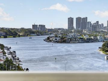 Absolute Riverfront Apartment with Uninterrupted Main River Views