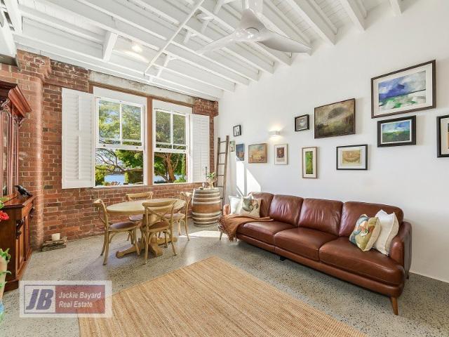 Absolute Riverfront Position with Magnificent River Views