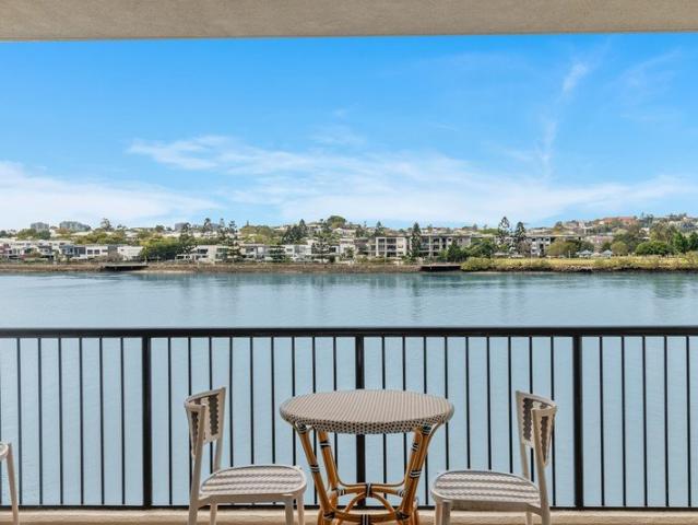 Absolute Riverfront Sanctuary In Teneriffe