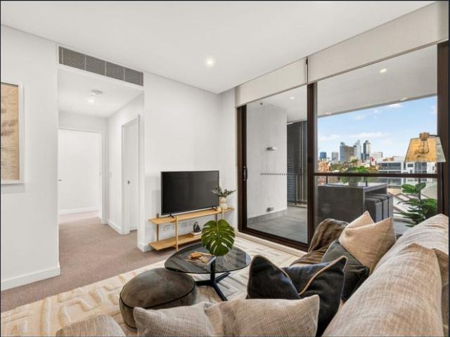 Absolutely Amazing: Lifestyle Location & Luxurious Living !