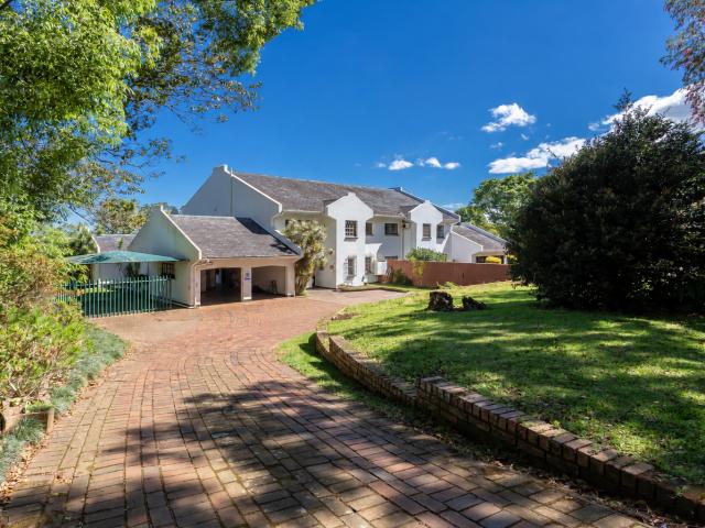 Absolutely stunning pet friendly house plus cottage in Kloof!