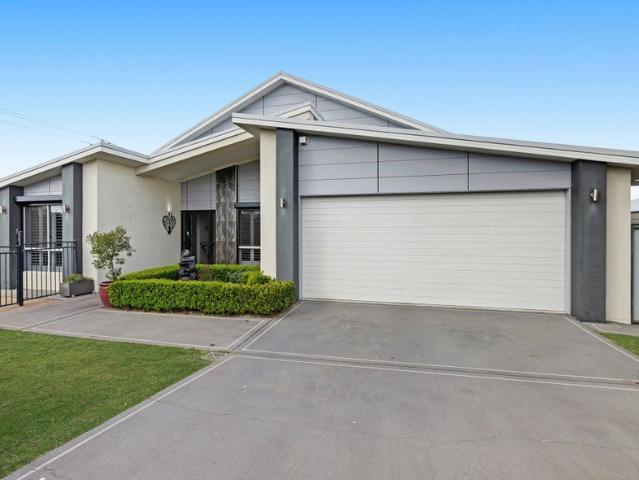 ABSOLUTELY STUNNING RESIDENCE, LOCATION and STYLE ALL ROUND