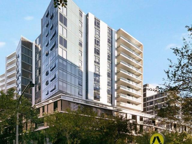 ABSOLUTELY STUNNING & SPACIOUS 142 SQM LUXURY APARTMENT WITH SKY GARDEN @ THE PARQUE, MASCOT CENTRAL