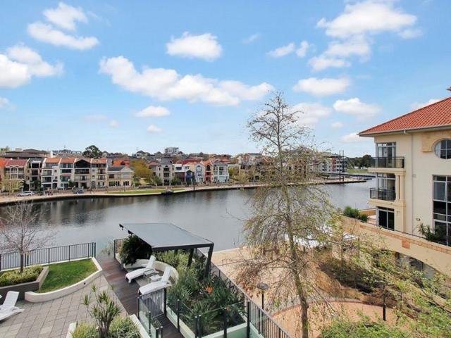 Absolutely Unmissable. Executive Residence with Million Dollar Views!