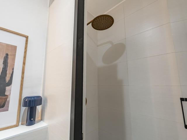 ABU DHABI: Sunny double bedroom with a balcony, in El Camp de l'Arpa del Clot