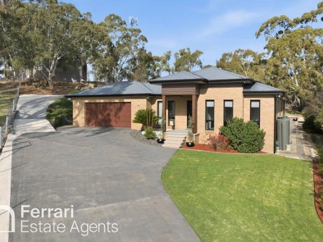 Abundant family space & Mount Canobolas views in exclusive cul de sac