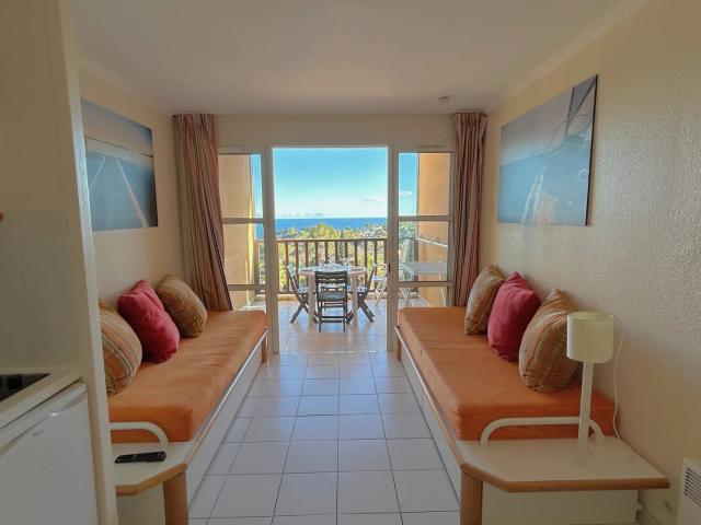 AGAY CAP ESTEREL 2 PIECES DERNIER ETAGE VUE MER PANORAMIQUE. PARKING PRIVE