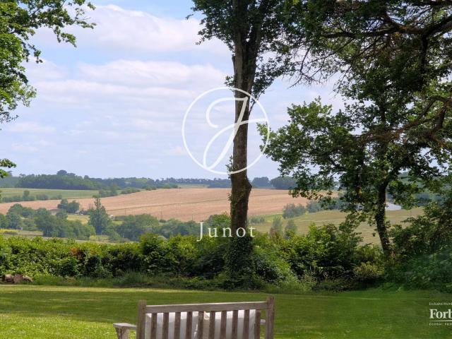 Agen LOT ET GARONNE Domaine rénové, meublé, XIXe de 700m² sur 5ha
