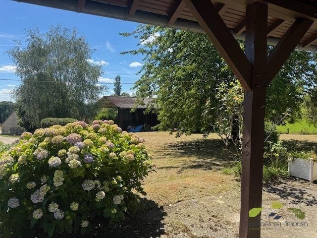 Agency exclusive!A charming 2,194 m² enclosed plot comprisin. 67m² Chamberet