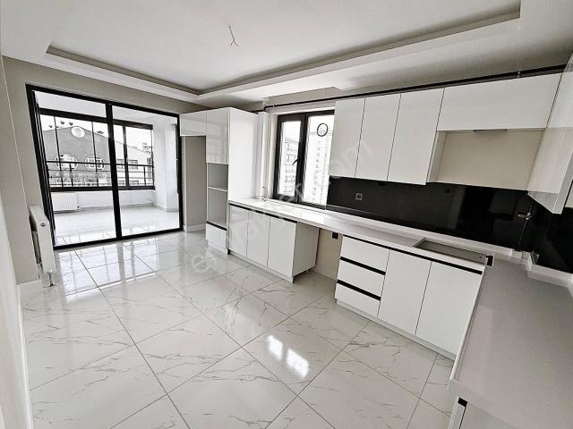 Agen'den Piri Cadde Üzeri Ara Kat Sıfır Full Yapılı 4+1