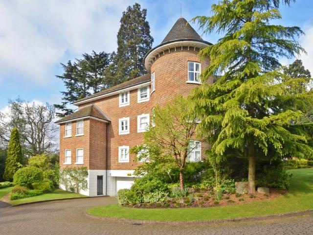 Agincourt, Ascot, Berkshire 2 bed flat to rent £2,000 pcm £462 pw