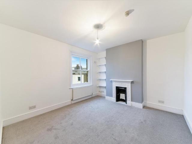 Agincourt Road, Belsize Park, London. 3 bed flat to rent £3,497 pcm £807 pw