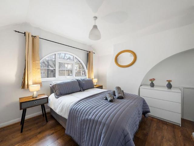 Agincourt Road, Hampstead, London, NW3 4 bed house to rent £7,150 pcm £1,650 pw