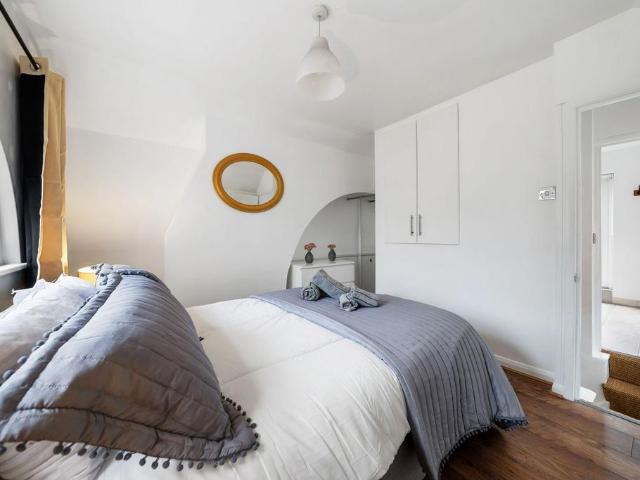 Agincourt Road, Hampstead, London, NW3 4 bed house to rent £9,967 pcm £2,300 pw