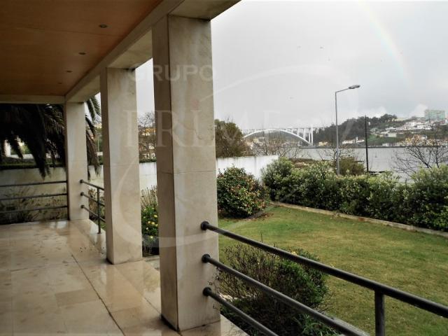 Agradável moradia T5 localizada em zona exclusiva da Foz do Douro