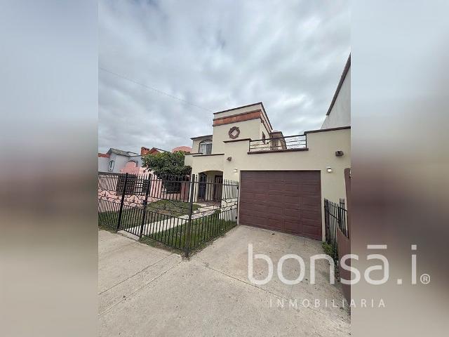 Agradable casa en RENTA, ubicada en Loma Dorada