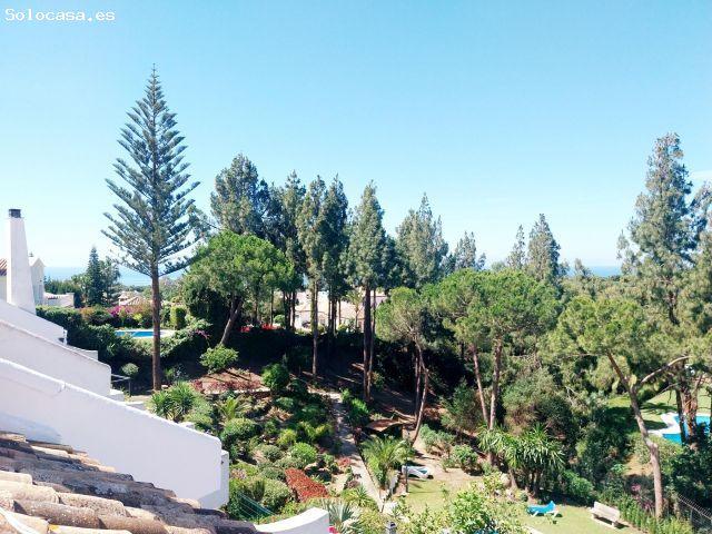 Agradable casita adosada de dos plantas, con vistas al mar cerca del campo de Golf de Mjas Golf