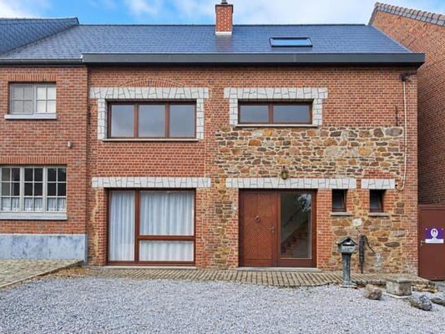 Agréable maison 3 chambres avec parking, terrasse et jardin