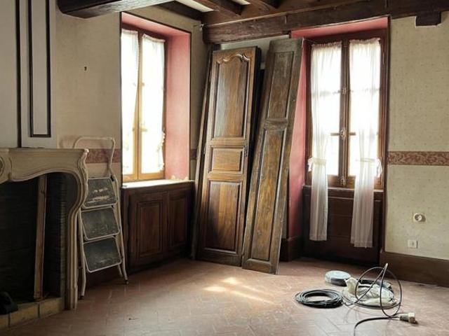 Agréable maison ancienne à terminer de rénover dans le couchois sur 780 m² de terrain clos