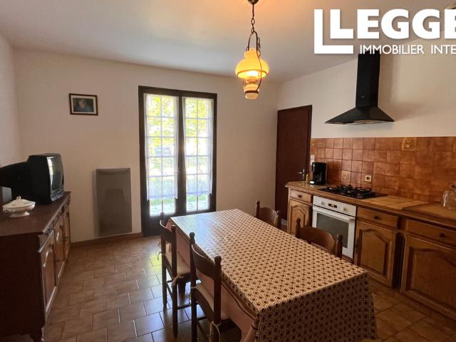Agréable maison de plain pied de 3 chambres, sur grand sous sol, avec superbes vues sur la campagne