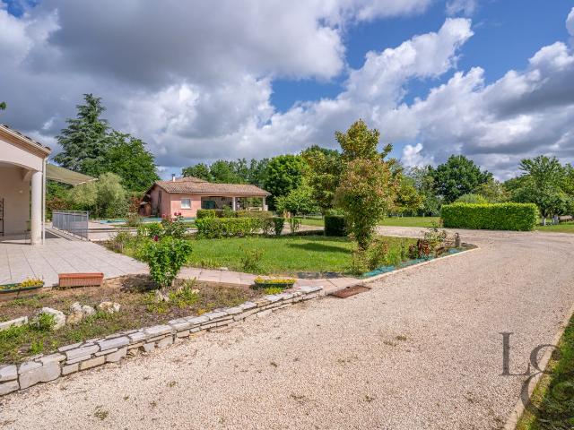 Agréable maison en bord de Lot avec piscine et terrain d'env. 209m² Casseneuil