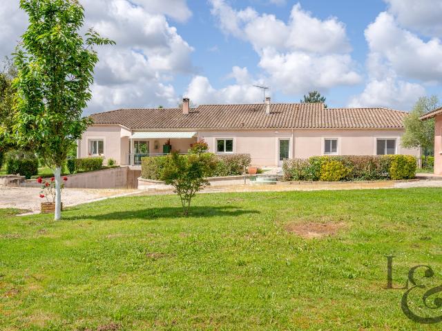 Agréable maison en bord de Lot avec piscine et terrain d'env. 209m² Casseneuil
