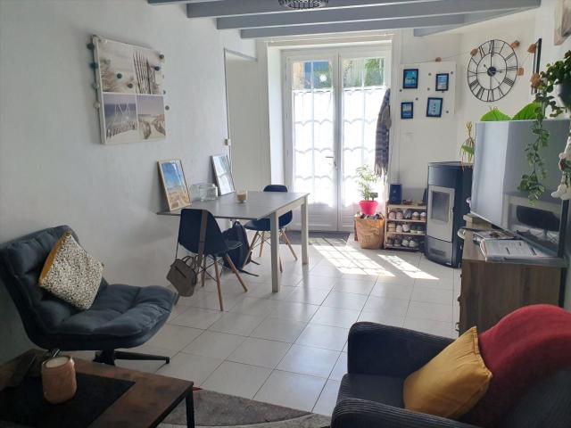 Agréable petite maison de village en pierres 57m² Taillebourg