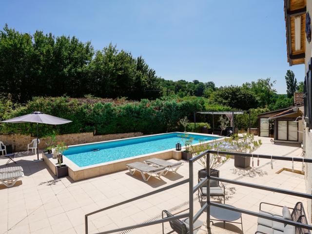 Agréable propriété en pierre avec une maison principale, une maison amis, une piscine et un terrain 1,4 ha