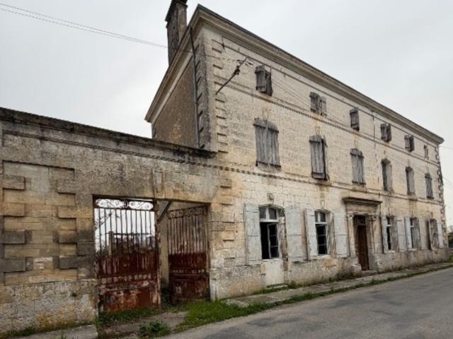 Agris. Maison de 300 m² à finir de rénover
