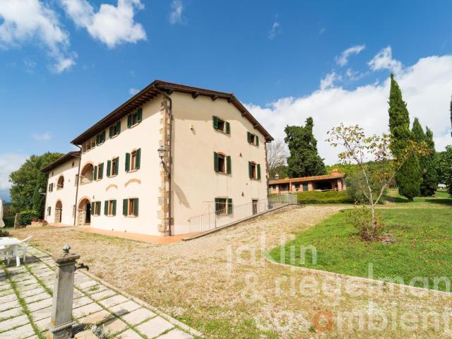 Agriturismo con 9 appartamenti in posizione soleggiata nel C. 1080m² Poppi