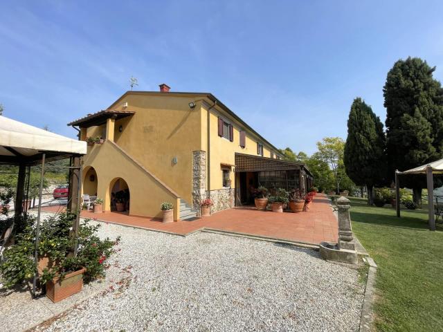 Agriturismo con ampio terreno con vista panoramica in vendit. 500m² Vecchiano