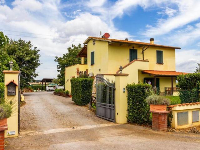 Agriturismo con giardino piscina e terreno in vendita a Manc. 180m² Manciano