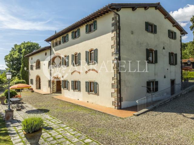 Agriturismo con piscina panoramica e 11 ettari di terreno ne. 820m² Poppi