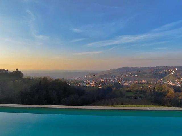 Agriturismo con quasi 10 ha di terreno in posizione panorami. 1053m² Dogliani
