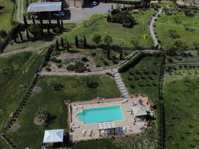 Agriturismo diviso in 5 appartamenti ed 8 ettari di terreno. 300m² Montecatini Val di Cecina