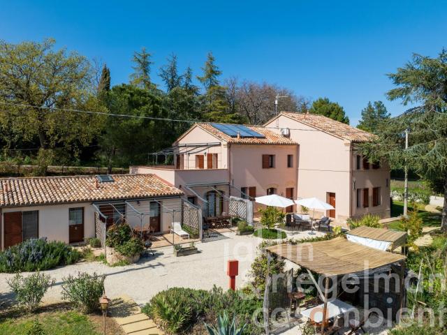 Agriturismo sull'Adriatico nelle Marche, gestito con success. 500m² Ancona