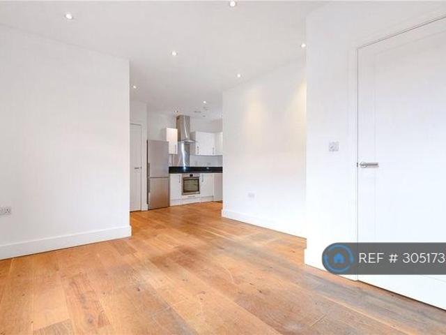 Admiral House, Camberley, GU15 2 bed flat to rent £1,375 pcm £317 pw