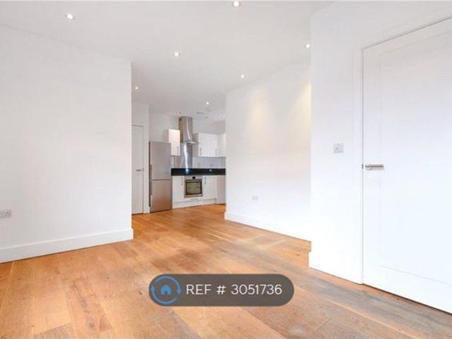 Admiral House, Camberley GU15, 2 bed flat to rent, £1,350 pcm | PrimeLocation