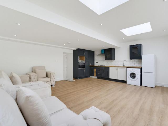 Admiral Rodney House Church Street. 2 bed flat to rent £1,700 pcm £392 pw