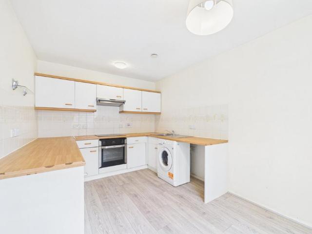 Admirals Court, Rose Kiln Lane. 2 bed flat to rent £1,300 pcm £300 pw