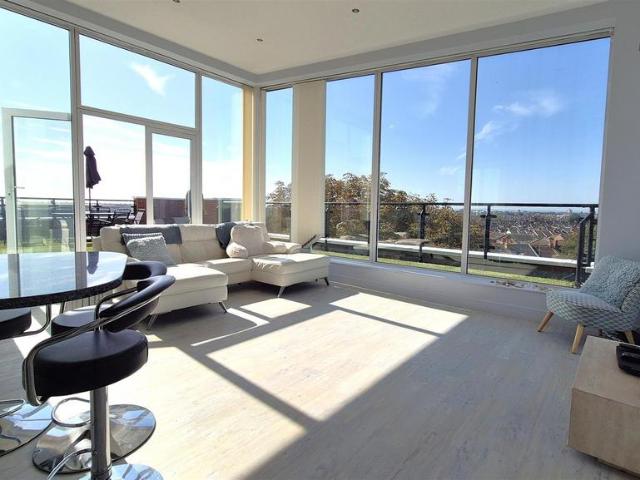 Admirals House, Gisors Road, Southsea 2 bed penthouse to rent £2,500 pcm £577 pw