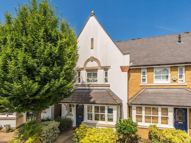 Admiralty Way, Teddington TW11 3 bed terraced house to rent £3,000 pcm £692 pw