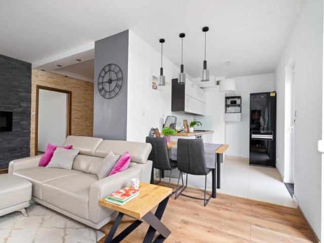 Ładnie urządzone mieszkanie z ogródkiem i tarasem 48.01 m²