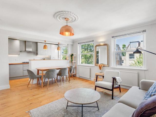 Adolphus Road, London N4 2 bed flat to rent £2,700 pcm £623 pw