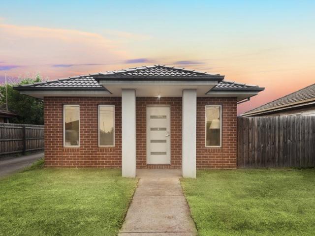 Adorable Low Maintenance Living in a Fantastic Location!
