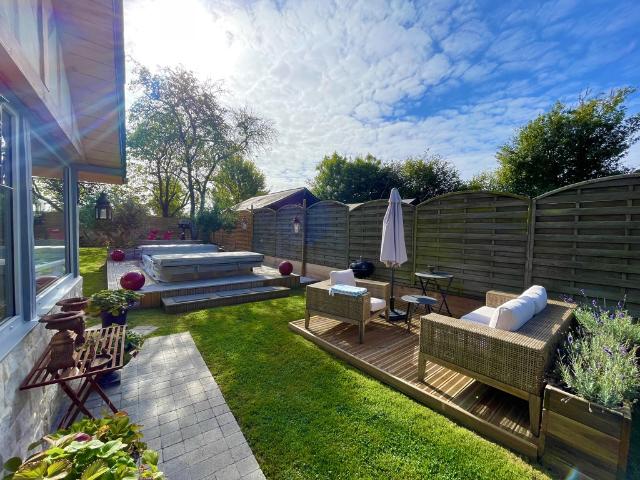 ADORABLE MAISON DE CAMPAGNE RECENTE AU CALME ABSOLU SUR MAGNIFIQUE JARDIN DE 460M2 AVEC JACUZZI