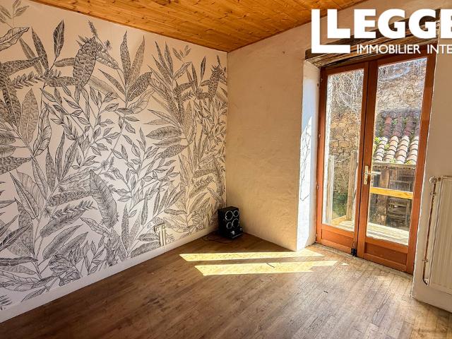 Adorable maison de village de deux chambres avec un joli jardin et une grange – prête à emménager