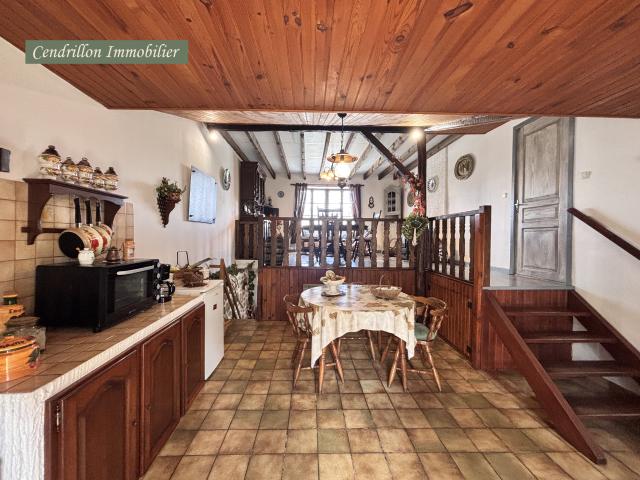 Adorable maison en pierres, avec jardinet, cave et garage. Accès direct à la gare, idéale maison de vacances !