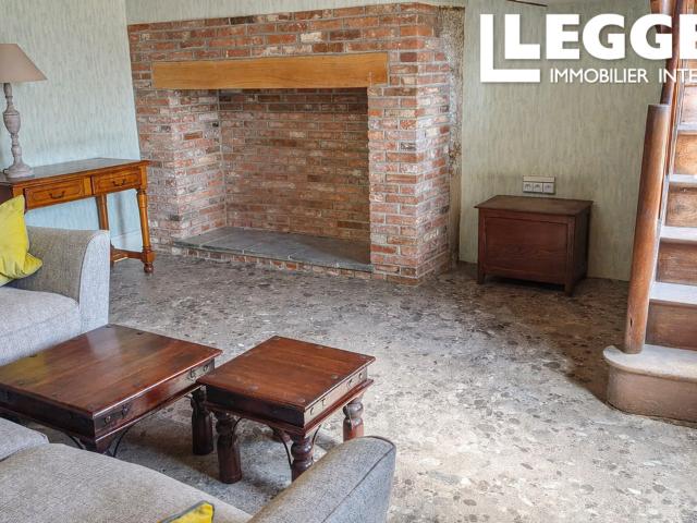 Adorable petite maison avec une grande grange attenante, située dans un joli village prés de Chenerailles