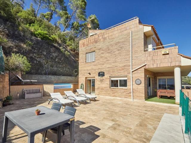 ADOSADA CON PISCINA EN TORRELLES DE LLOBREGAT